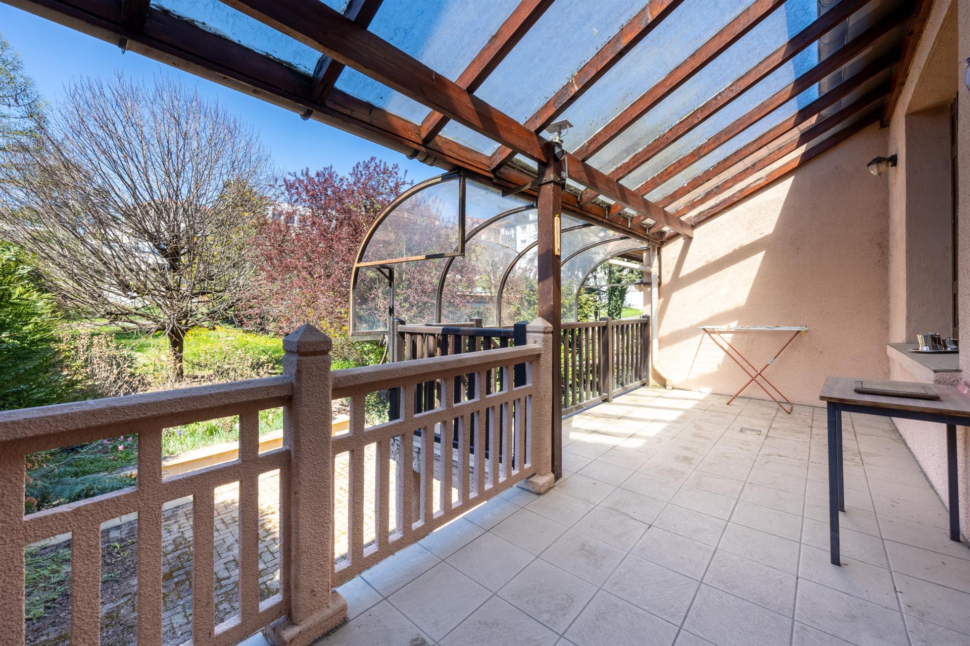 Saint-Priest-En-Jarez House of 114 m2 with land of 434 m2 with 3 garages.