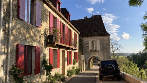 In een gewild dorp in de Périgord Noir - prachtig pand met veel potentieel