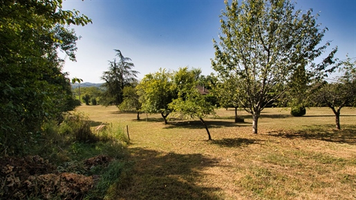 10 minutes from Sarlat - quiet with stunning views! Family house with cottages, swimming pool and d