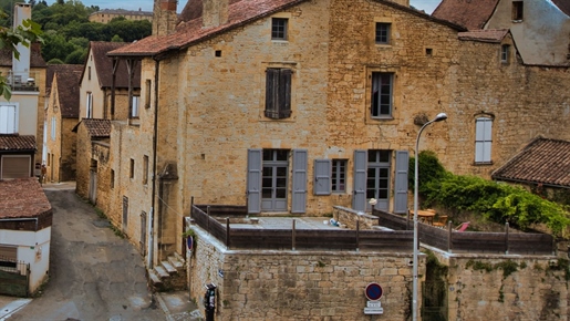 Stone property in the old ramparts of Sarlat - Terraces - inner courtyard -