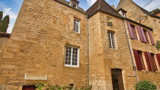 Historic heart of Sarlat - Beautiful stone building with 4 apartments