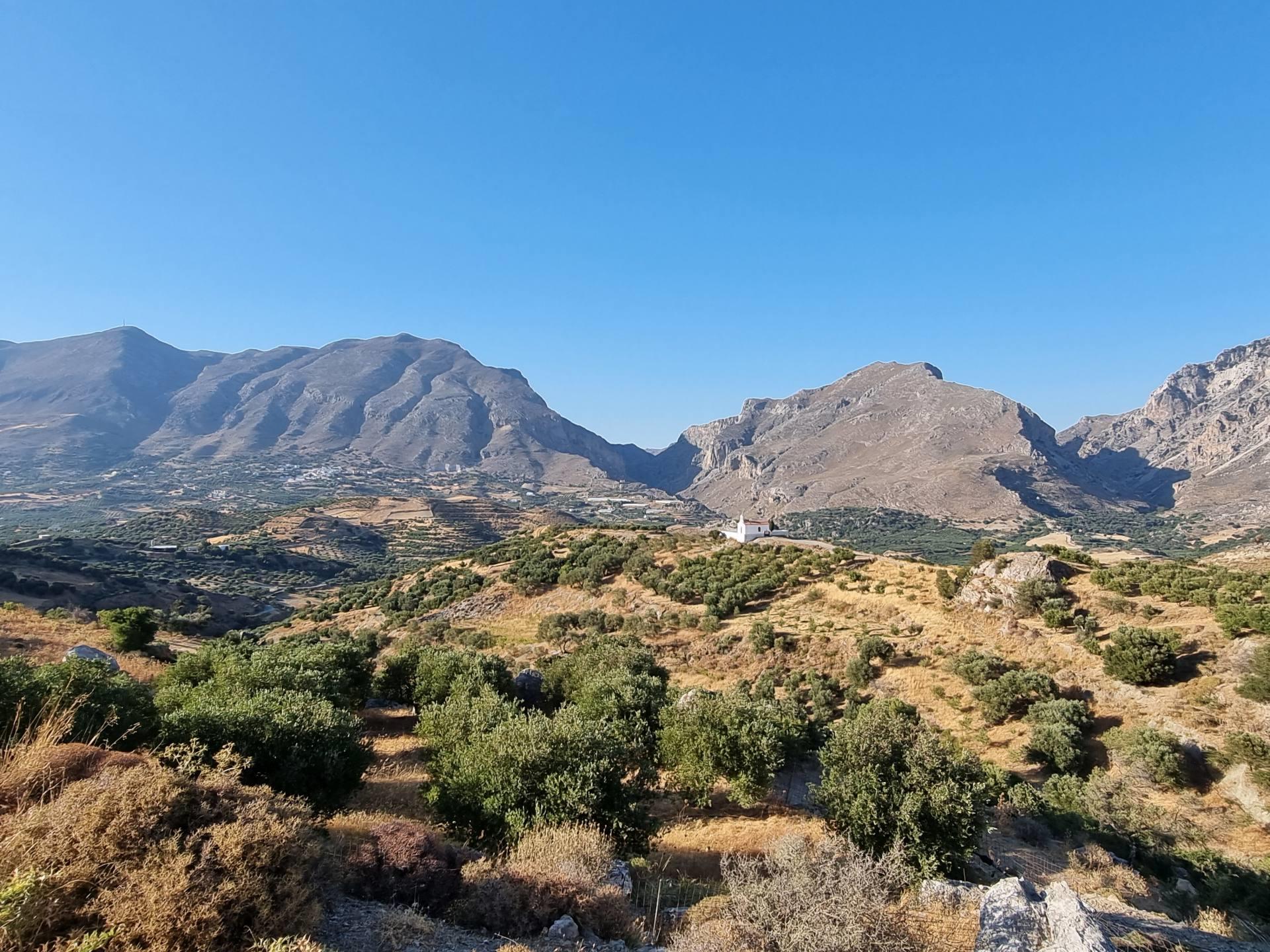 Plot with views of the gorges in Gianniou