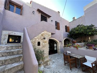 Odrestaurowany wenecki dom na sprzedaż w Fortezza, Rethymno