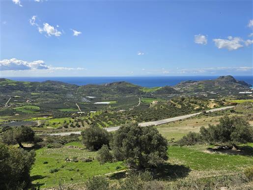 Large piece of land with breathtaking views in Mariou
