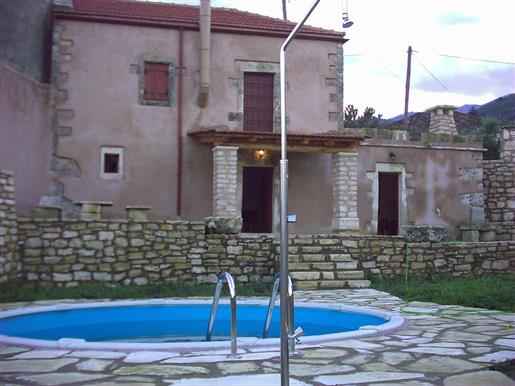 Odnowiony kamienny dom wiejski na sprzedaż w Tzitzifes Apokoronas