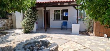Bungalow de 2 dormitorios y 1 baño con jardín privado en venta en Drapanos Apokoronas Chania Creta