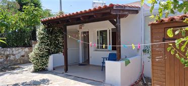 Bungalow de 2 dormitorios y 1 baño con jardín privado en venta en Drapanos Apokoronas Chania Creta