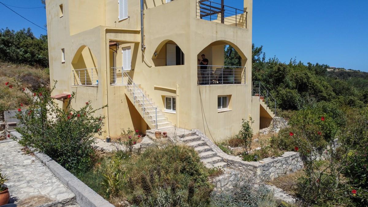 Detached Villa with Independent Basement Studio for Sale in Aspro Apokoronas