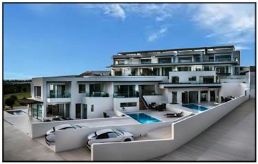 Villa de luxe de 3 chambres et 2 salles de bain avec piscine privée et vue imprenable sur la mer à 
