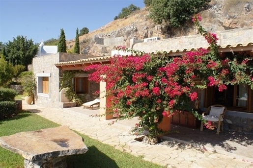 Sumptuous 3 bed villa with guest house and magical sea views
