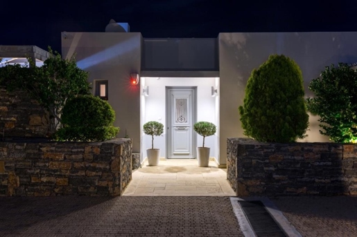 Villa meublée de luxe avec piscine à vendre près d’Agios Nikolaos