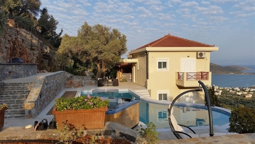 Villa med pool och panoramautsikt över havet i Elounda till salu