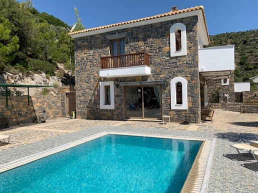 Une villa de deux étages avec piscine près de Kalo Chorio