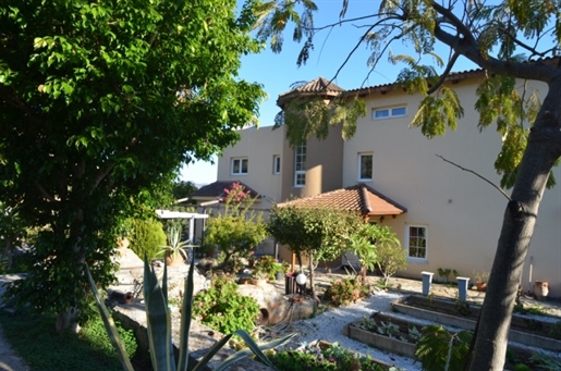 Villa mit 4 Schlafzimmern steht in der Nähe von Agios Nikolaos zum Verkauf
