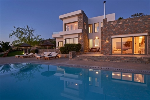 Luxuriöse Villa mit vier Schlafzimmern, Swimmingpool und herrlicher Aussicht zu verkaufen