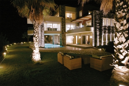 Villa de luxe de 740m² à vendre dans la ville cosmopolite d’Elounda