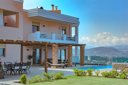 Modern estetisk villa med sex sovrum och panoramautsikt