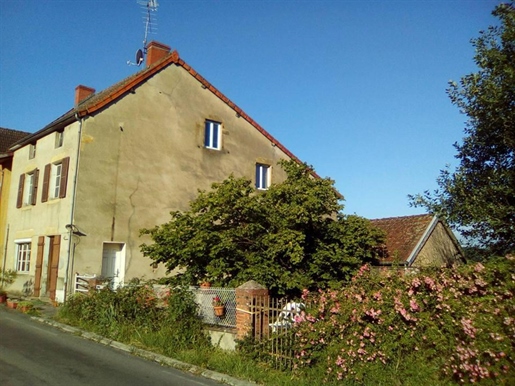 Vente Maison de village 120 m² à La Clayette 83 000 €