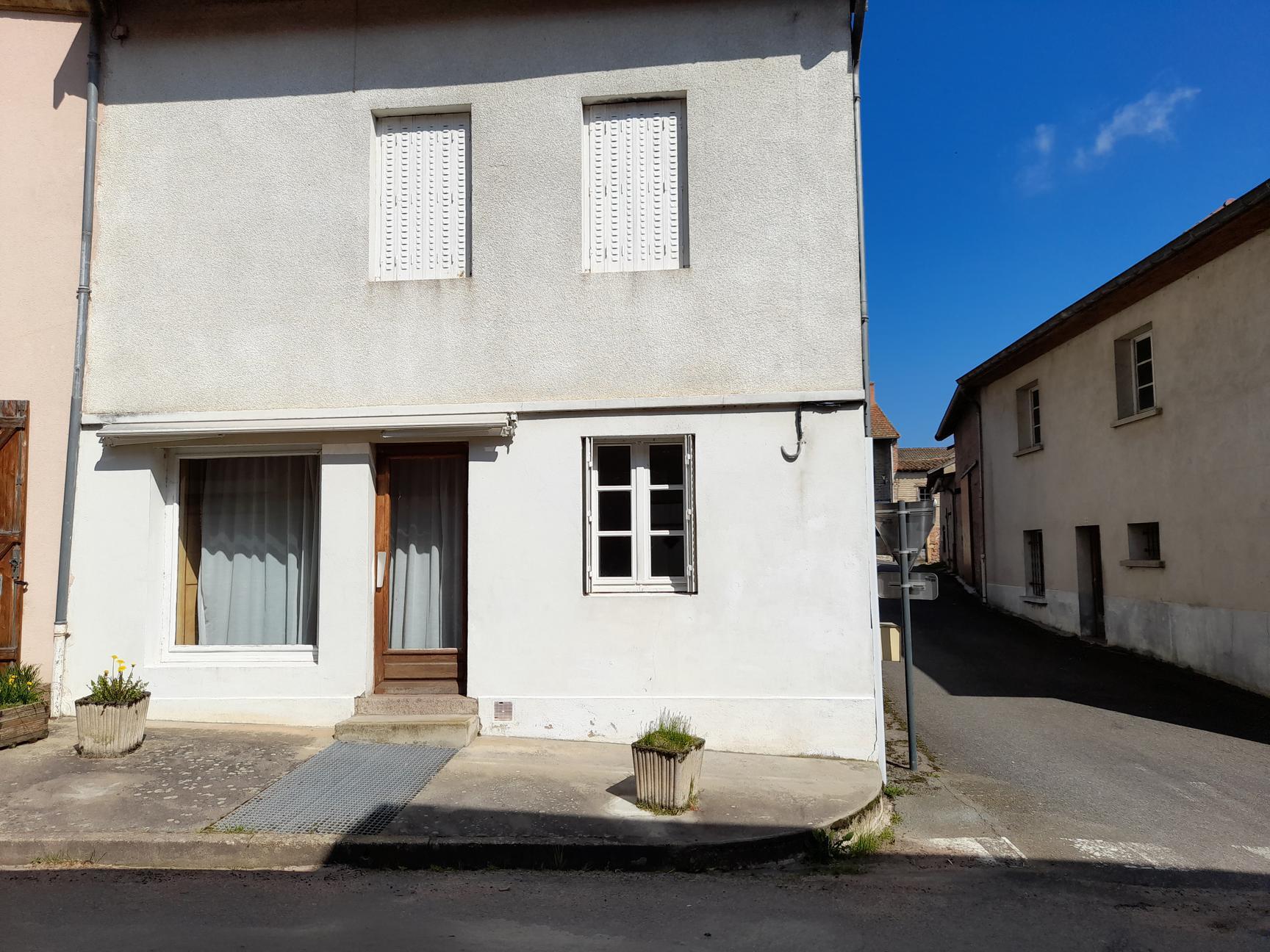 Sale Village house 130 m² in Chenay-le-Châtel 66 000 €