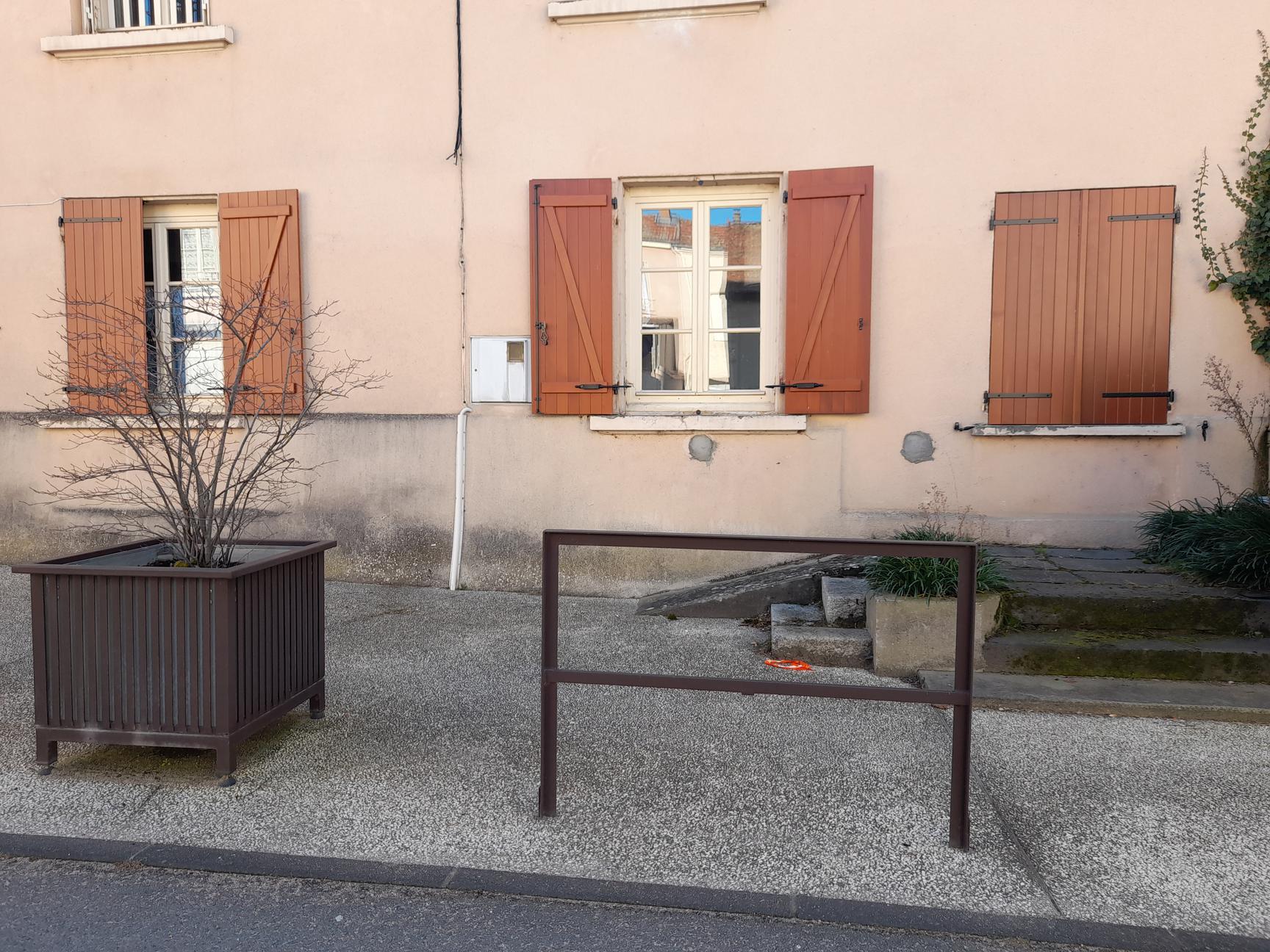 Sale T3 87 m² in La Pacaudière 44 000 €