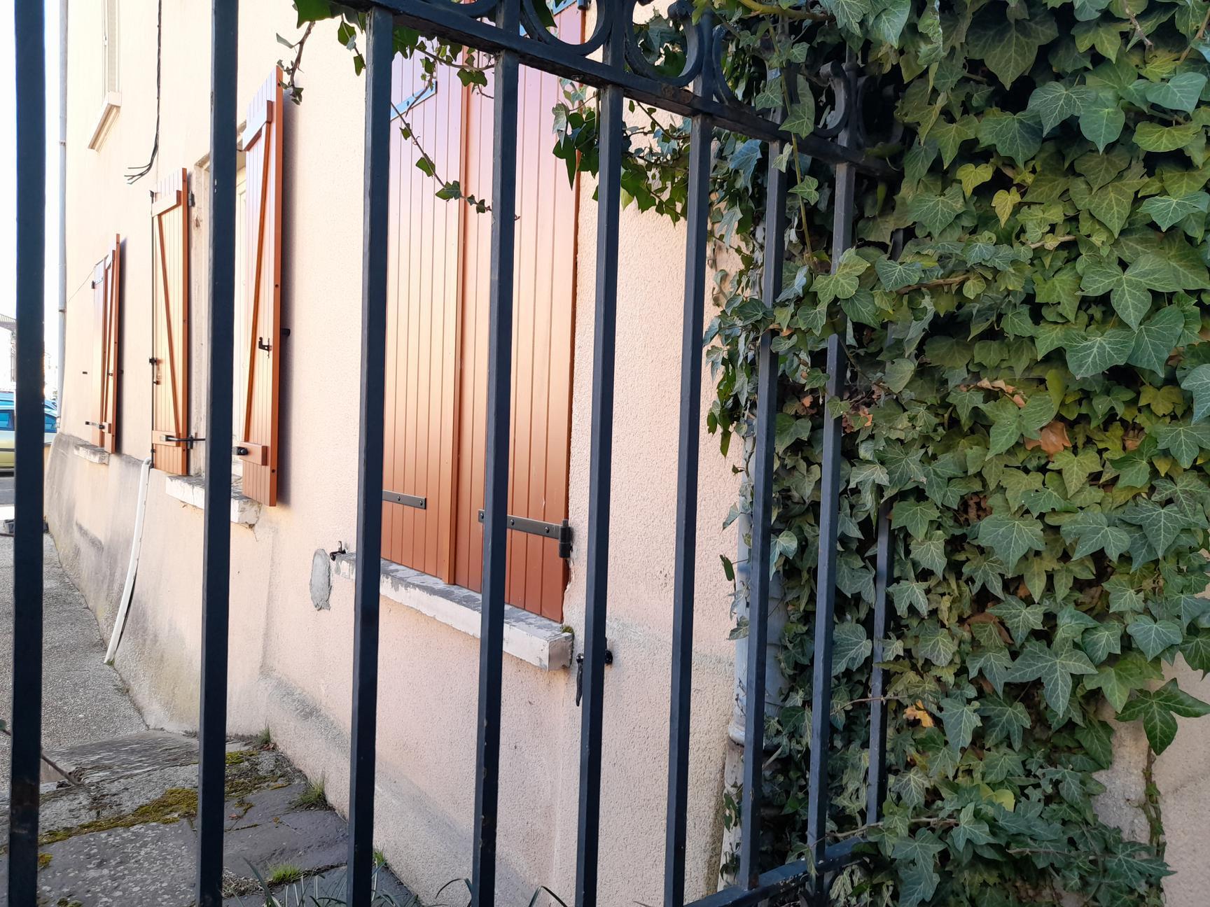 Sale T3 87 m² in La Pacaudière 44 000 €