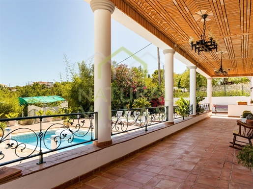 Atemberaubende 4-Zimmer-Villa mit Pool und atemberaubendem Blick in Parragil, Loulé, Algarve