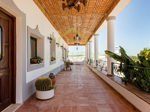 Atemberaubende 4-Zimmer-Villa mit Pool und atemberaubendem Blick in Parragil, Loulé, Algarve