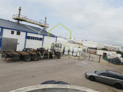 Armazém na Zona Industrial de Olhão, Algarve: Oportunidade Imperdível!