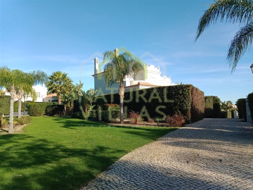 Luxus und Privatsphäre: 4-Zimmer-Villa mit Pool und Jacuzzi in Elite-Kondominium in Almancil