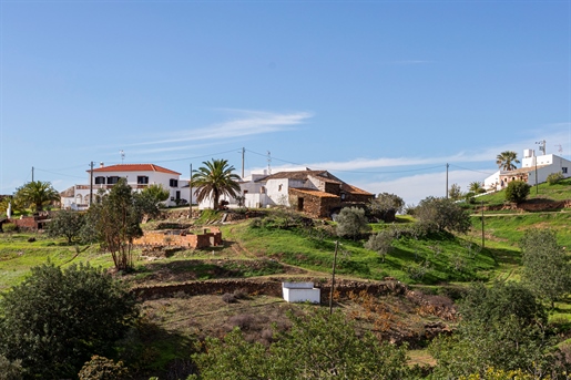 Landhaus im Dorf Estorninhos