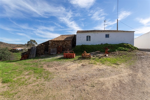 Landhaus im Dorf Estorninhos