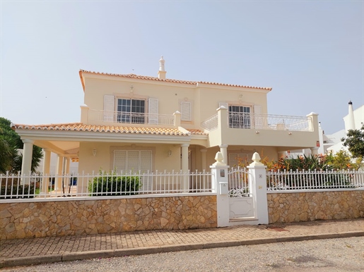 4 bedroom villa with garage and swimming pool, for sale in urbanization