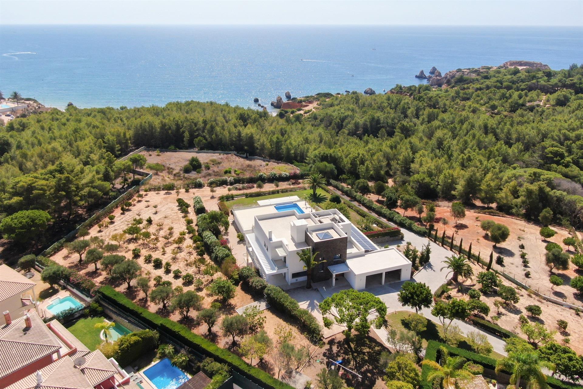 Moderna vivienda con vistas panorámicas al mar