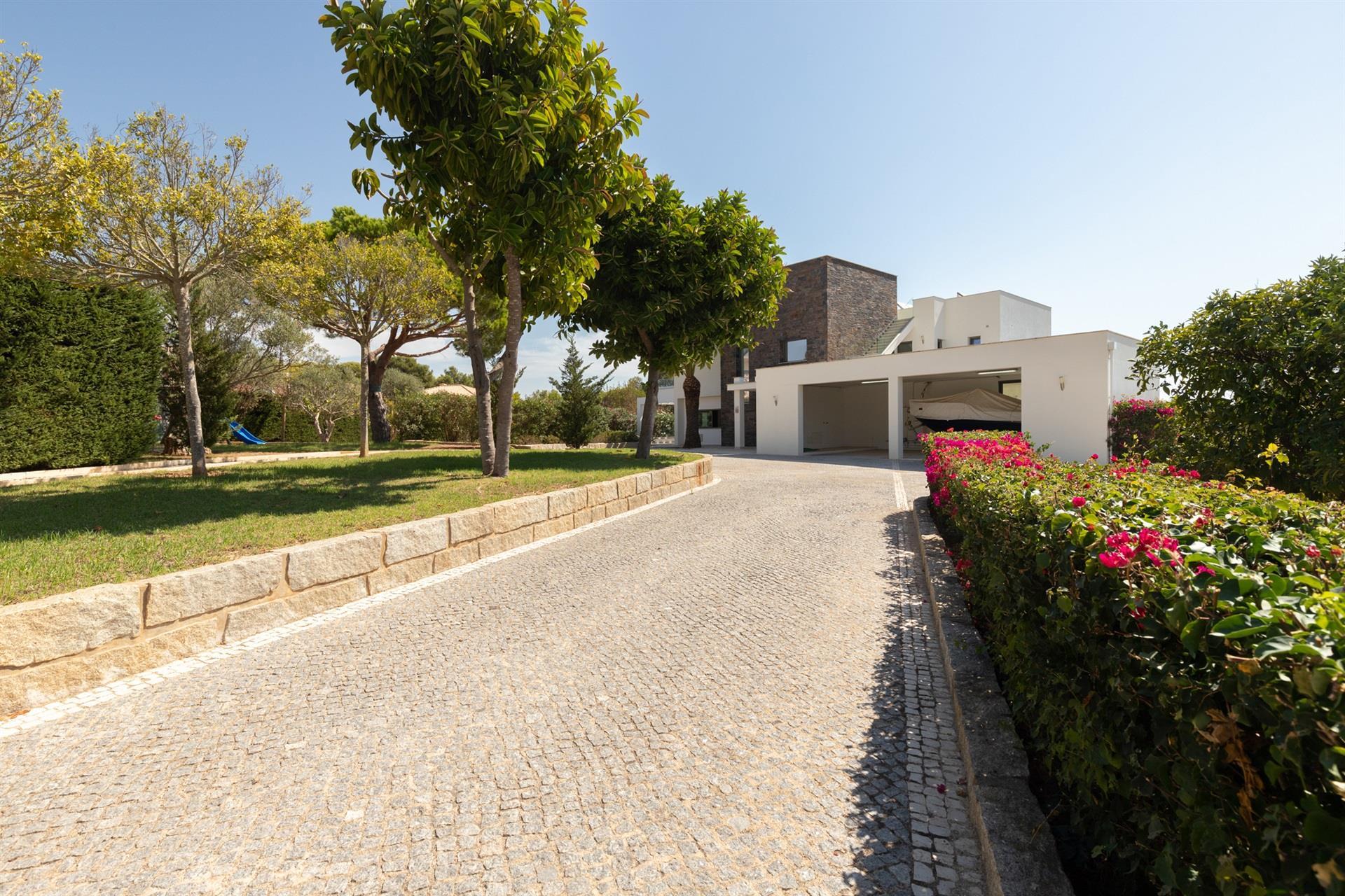 Moderna vivienda con vistas panorámicas al mar