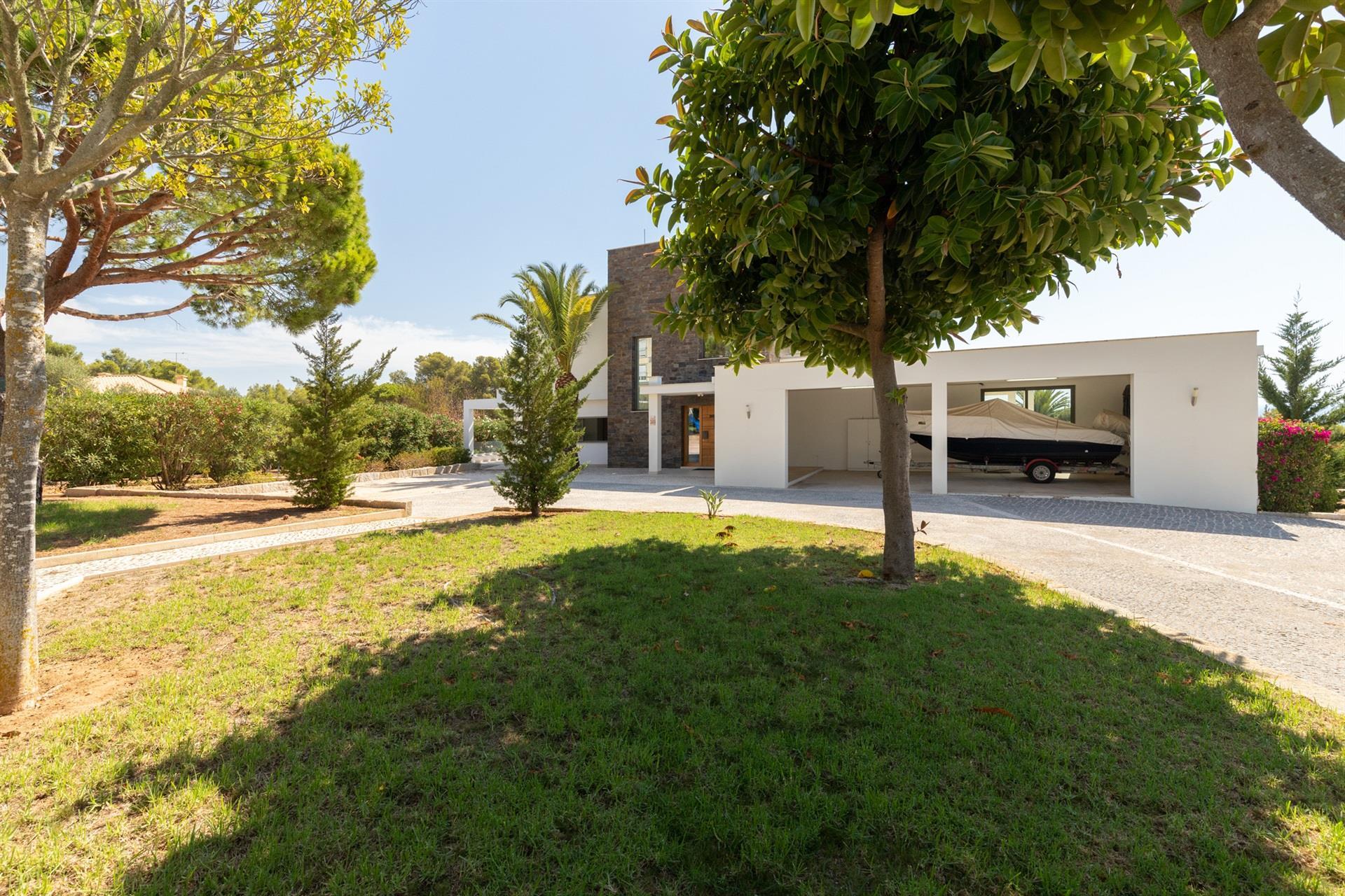 Moderna vivienda con vistas panorámicas al mar