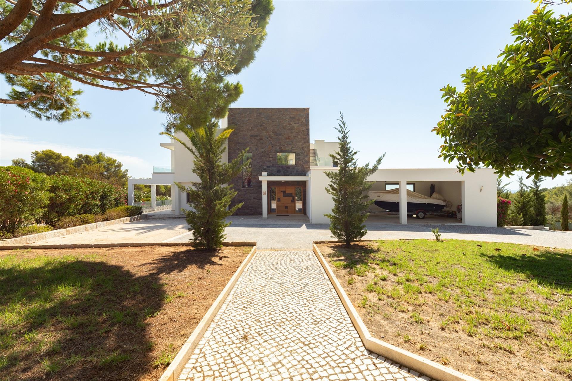 Moderna vivienda con vistas panorámicas al mar