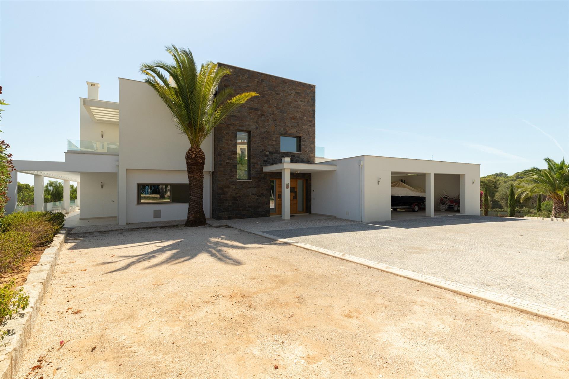 Moderna vivienda con vistas panorámicas al mar