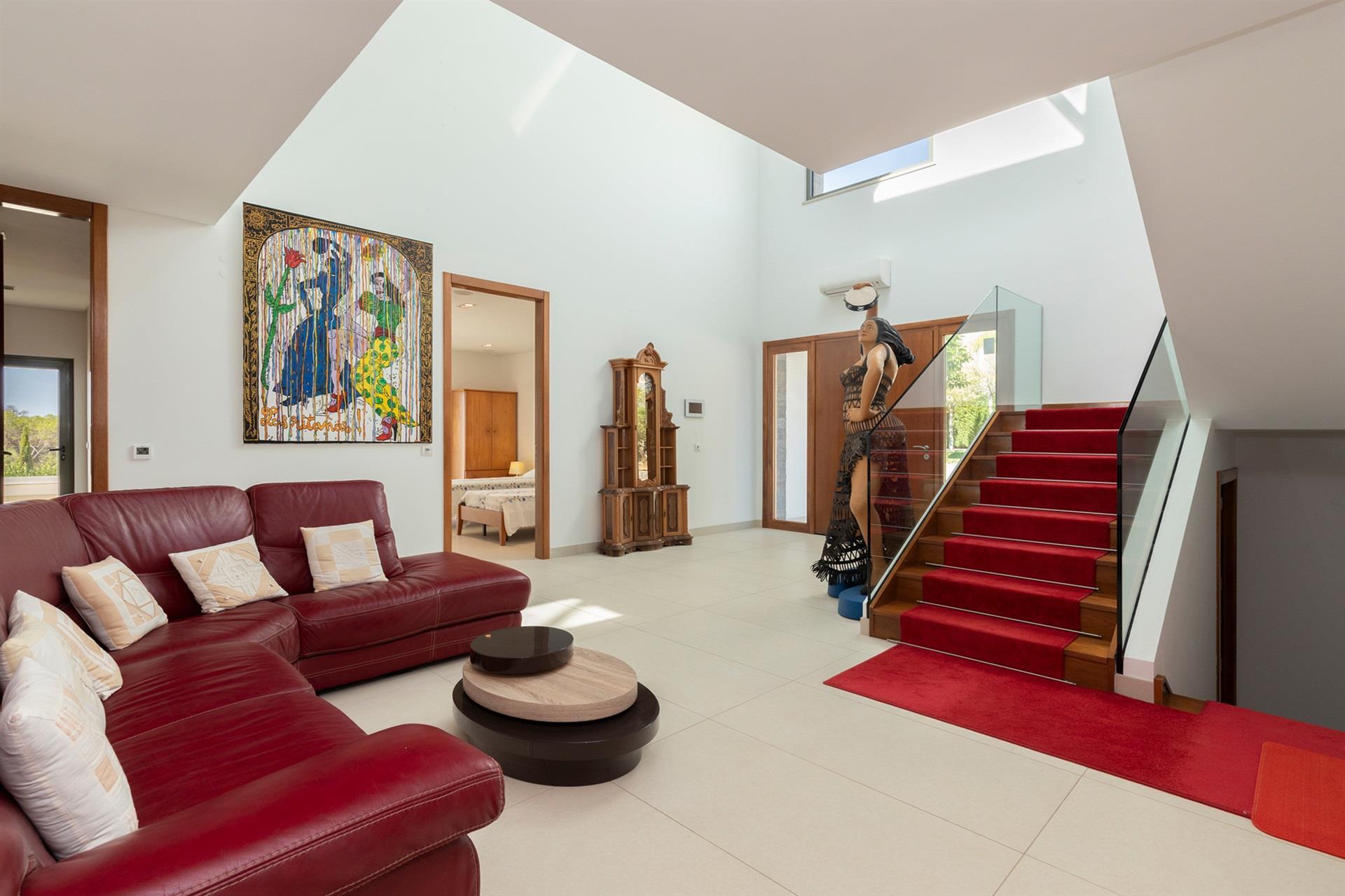 Moderna vivienda con vistas panorámicas al mar