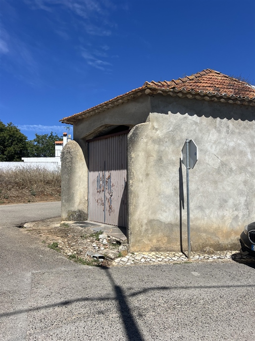 Potencial a 50km de Lisboa: Casa para Renovar com Amplo Logr