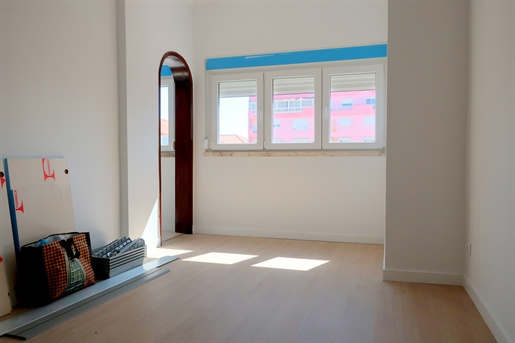 Refurbished 2 Bedroom Apartment - Cacém Cima (Shopping)