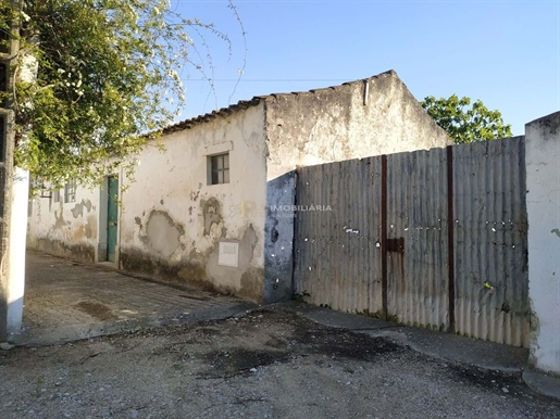 Dom o powierzchni 201m2 do remontu na działce o powierzchni 441m2 - obok linii północnej (Lizbona-P