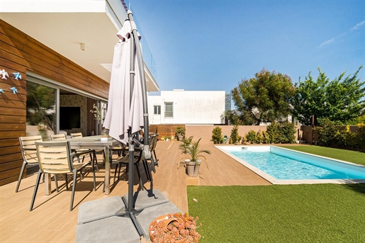 Villa contemporánea con piscina y jardin