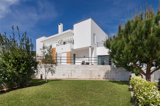 Villa de líneas contemporáneas en Oeiras