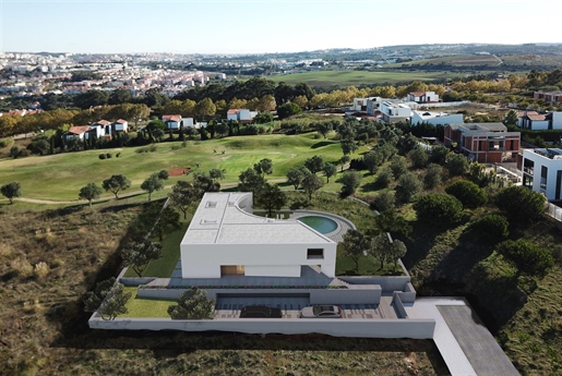House T4 + 1 under construction in Oeiras Golfe