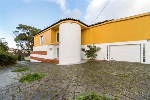 Propriedade no centro de Oeiras com duas moradias