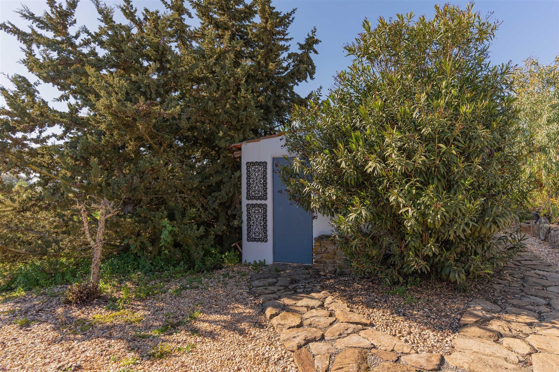 Homestead next to a water reservoir in Ourique