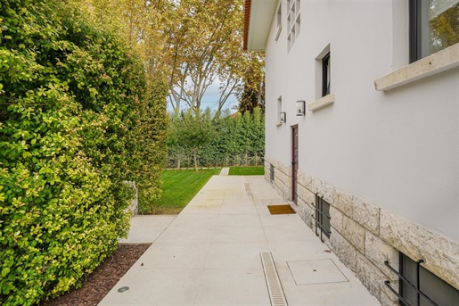 5 Bedroom House with Annex in Carcavelos