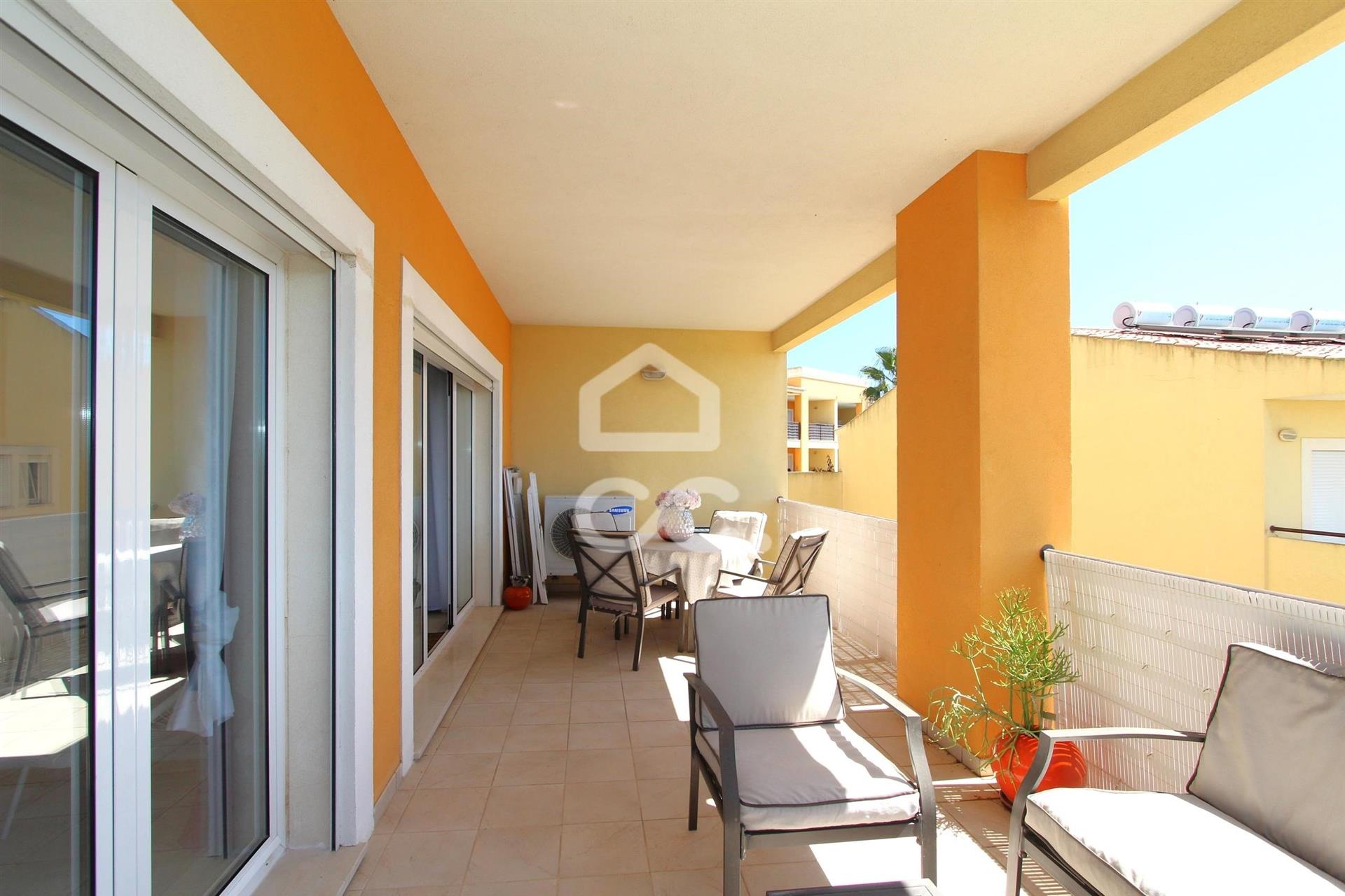 Apartamento T2 com terraço privado, em condomínio com piscina e jardim localizado em Vale Parra, Gui