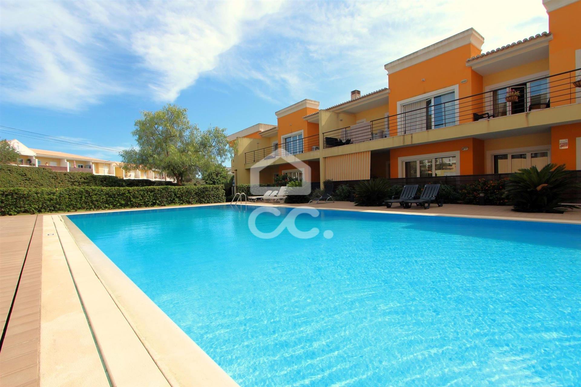 Apartamento T2 com terraço privado, em condomínio com piscina e jardim localizado em Vale Parra, Gui