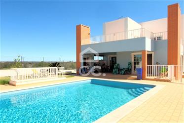 Comfortable T4 House with Pool and Views to Nature and Mountains, in Pêra, 10 Min. Of the beaches